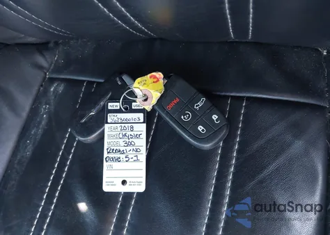 2018 Chrysler 300 S из США, поврежденный, VIN 2C3CCAGG2JH177647